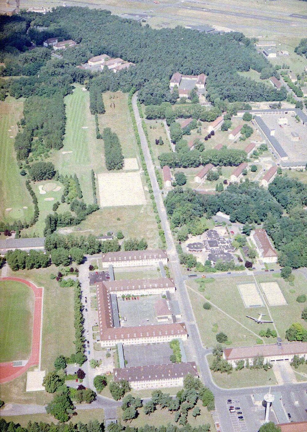 Luftbild Berlin - Gatow - Ehemaliger Flugplatz Berlin - Gatow / Unterkunft- und Wirtschaftsteil.