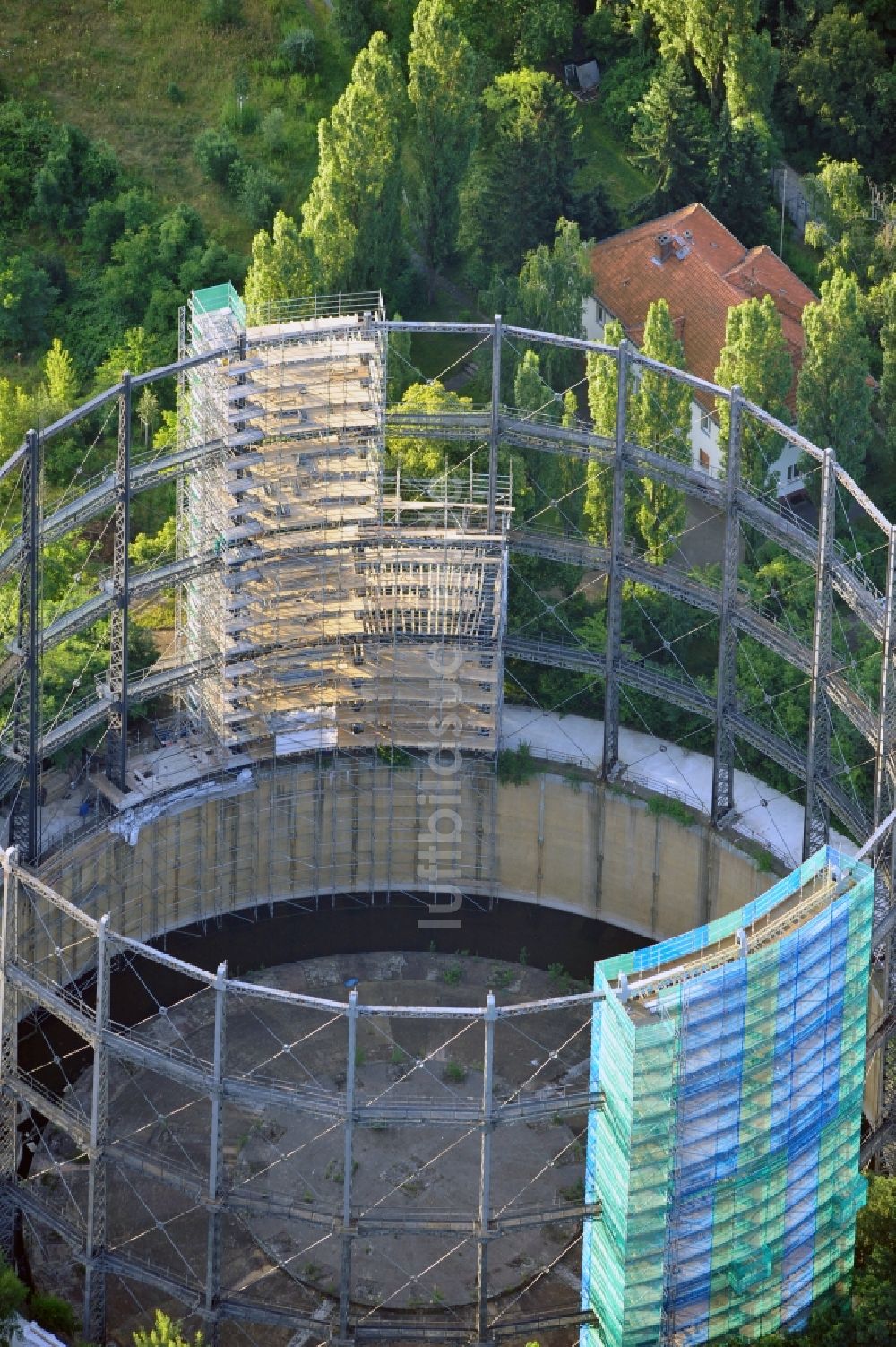 Luftaufnahme Berlin - Ehemaliger Gasometer auf dem stillgelegten GASAG-Gelände in Berlin- Mariendorf