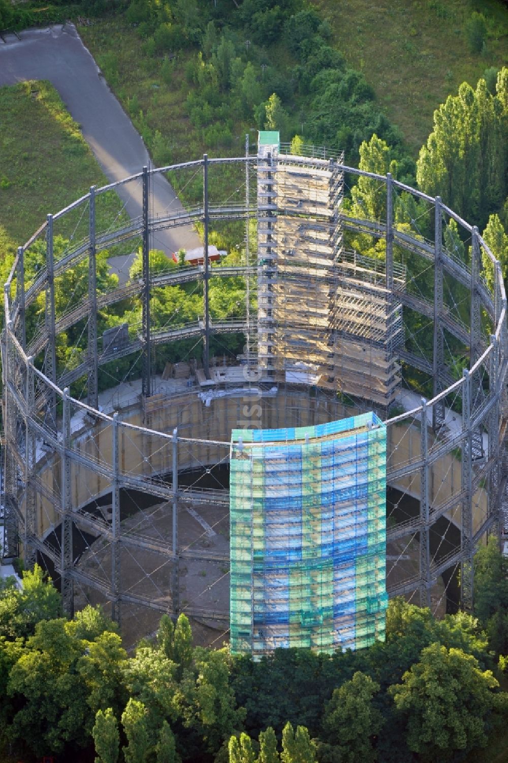 Berlin von oben - Ehemaliger Gasometer auf dem stillgelegten GASAG-Gelände in Berlin- Mariendorf