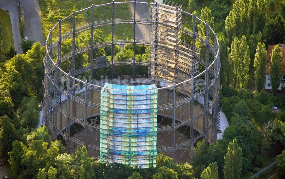 Berlin aus der Vogelperspektive: Ehemaliger Gasometer auf dem stillgelegten GASAG-Gelände in Berlin- Mariendorf