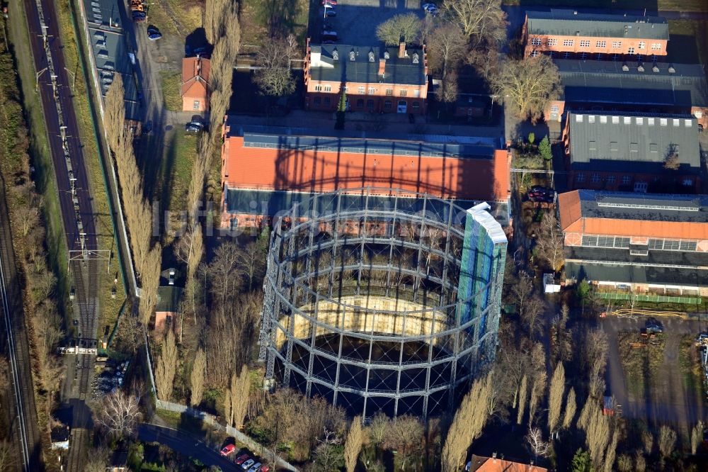 Berlin von oben - Ehemaliger Gasometer auf dem stillgelegten GASAG-Gelände in Berlin- Mariendorf