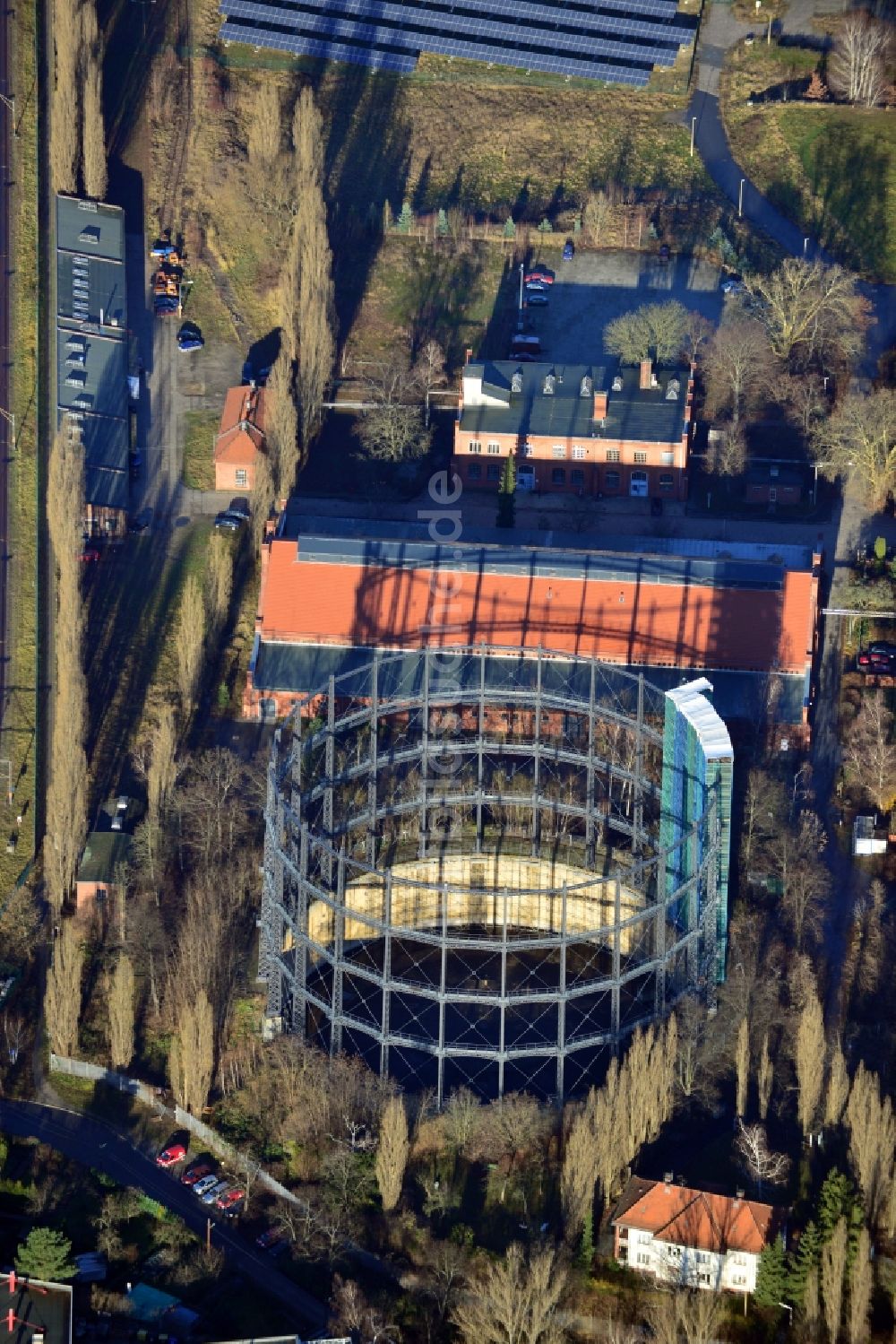 Berlin aus der Vogelperspektive: Ehemaliger Gasometer auf dem stillgelegten GASAG-Gelände in Berlin- Mariendorf