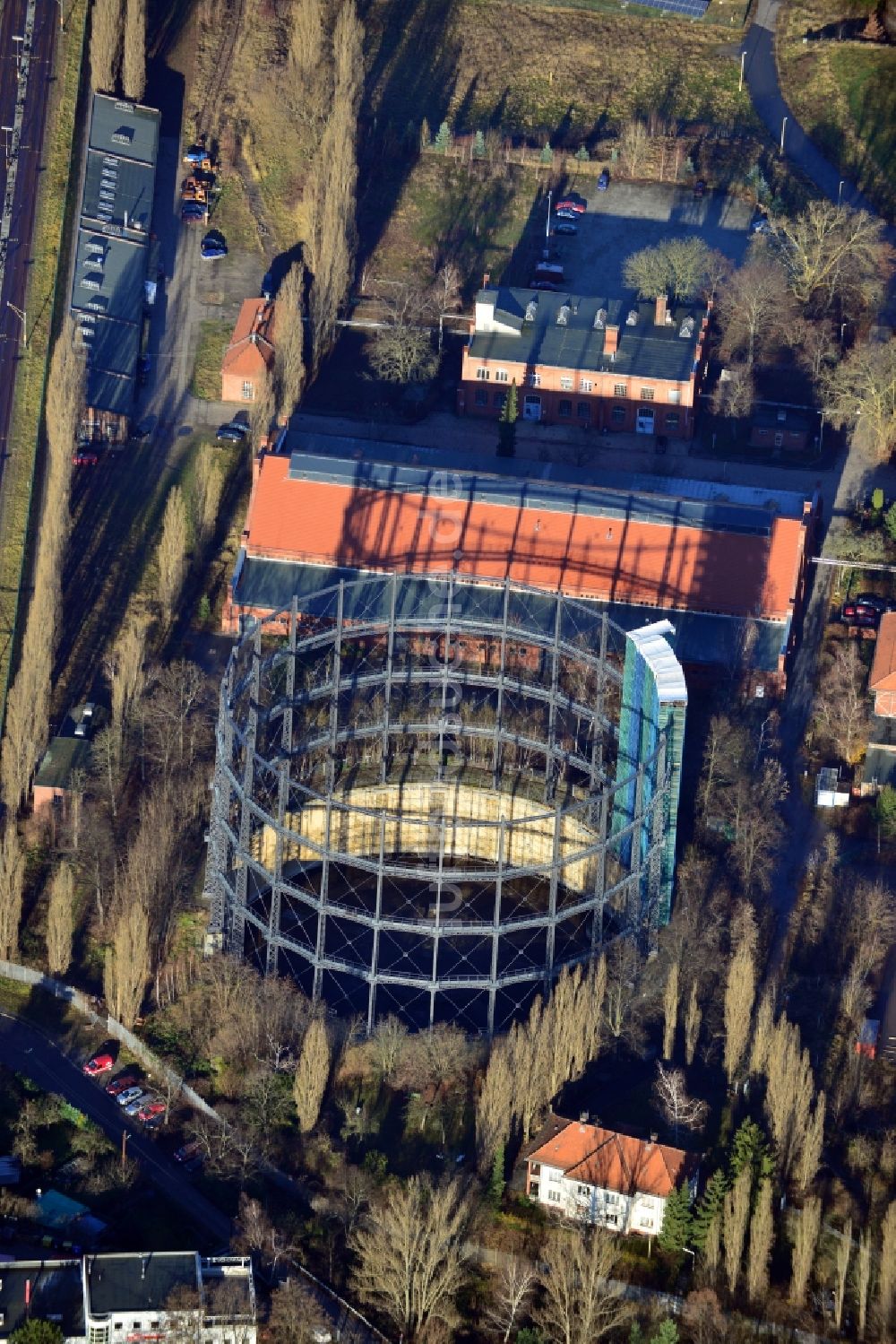 Luftbild Berlin - Ehemaliger Gasometer auf dem stillgelegten GASAG-Gelände in Berlin- Mariendorf