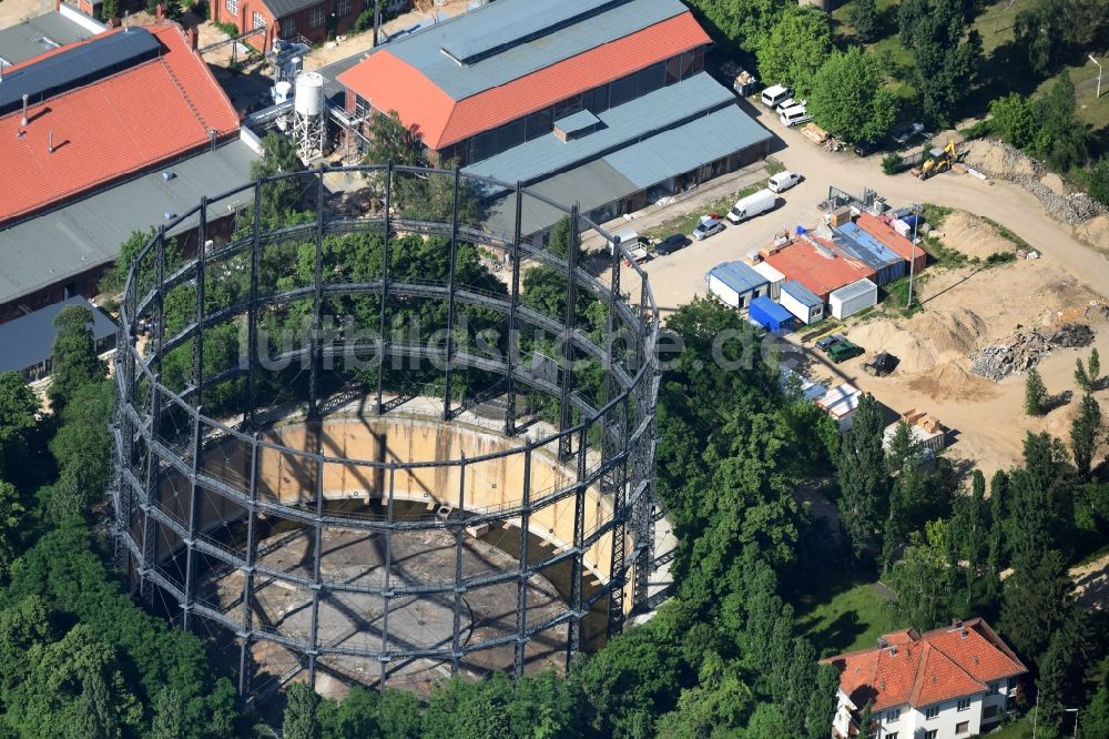 Luftbild Berlin - Ehemaliger Gasometer auf dem stillgelegten GASAG-Gelände in Berlin- Mariendorf