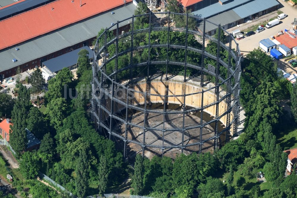 Luftaufnahme Berlin - Ehemaliger Gasometer auf dem stillgelegten GASAG-Gelände in Berlin- Mariendorf