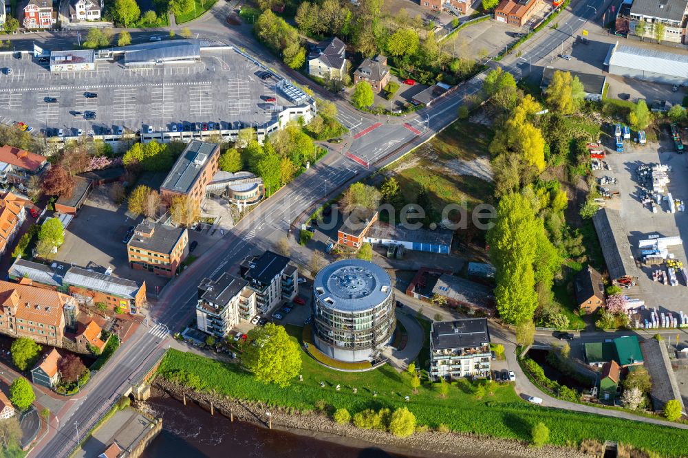 Stade aus der Vogelperspektive: Ehemaliger Gasspeicher Gasometer umgebaut zu Wohneinheiten in Stade im Bundesland Niedersachsen, Deutschland