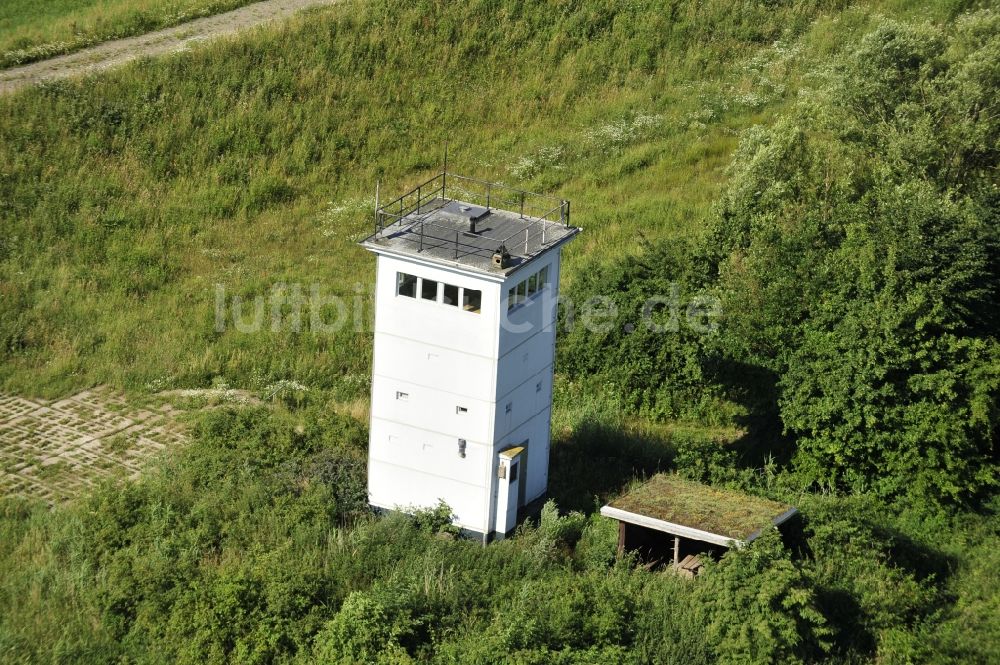 Wustrow aus der Vogelperspektive: Ehemaliger Grenzturm der DDR am Elbdeich bei Wustrow im Bundesland Brandenburg