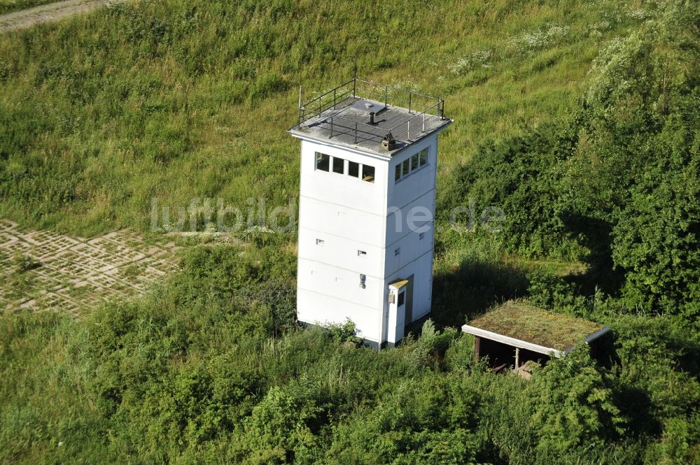 Luftbild Wustrow - Ehemaliger Grenzturm der DDR am Elbdeich bei Wustrow im Bundesland Brandenburg