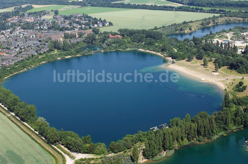 Luftaufnahme Köln - Ehemaliger Kies- Tagebau Escher Baggersee in Köln im Bundesland Nordrhein-Westfalen, Deutschland