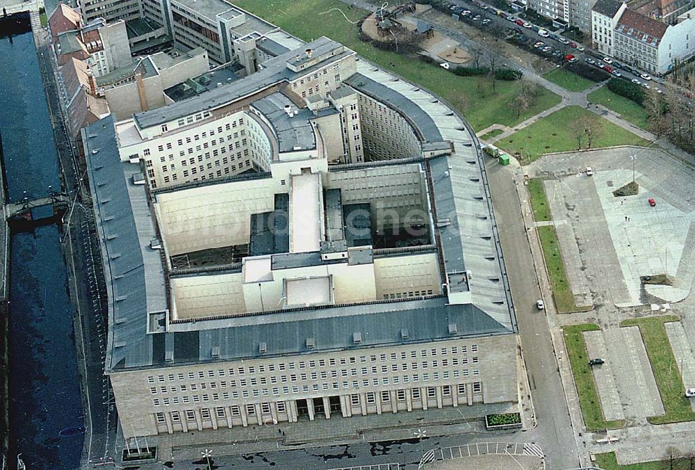 Berlin / Mitte aus der Vogelperspektive: 12.02.95 ehemaliger Marx-Engels-Platz/ Schloßplatz mit Blick auf den Palast der Republik , in der Nähe der Spree.