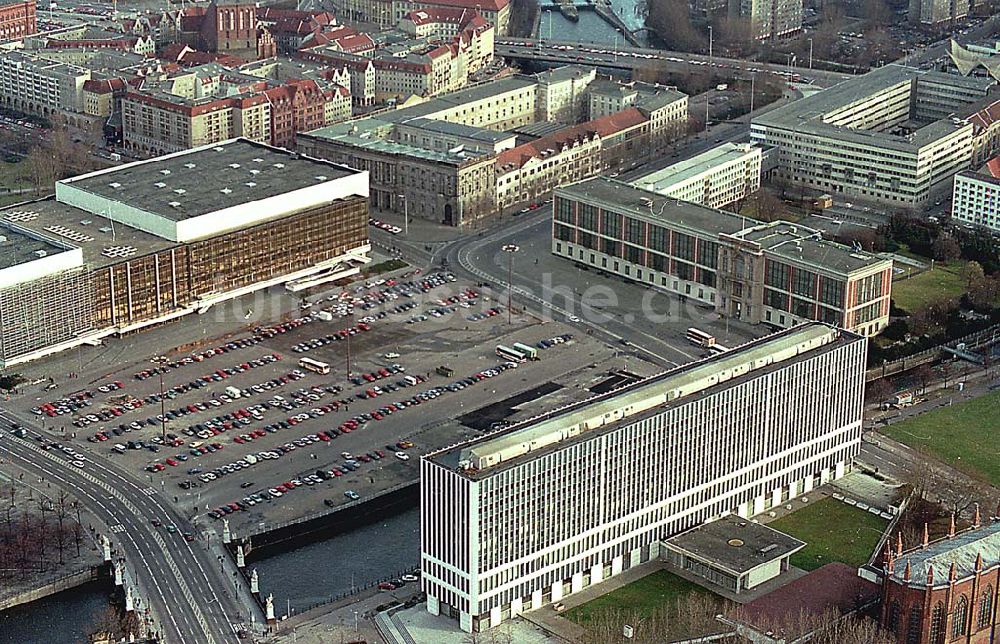 Luftbild Berlin / Mitte - 12.02.95 ehemaliger Marx-Engels-Platz/ Schloßplatz mit Blick auf den Palast der Republik , in der Nähe der Spree.