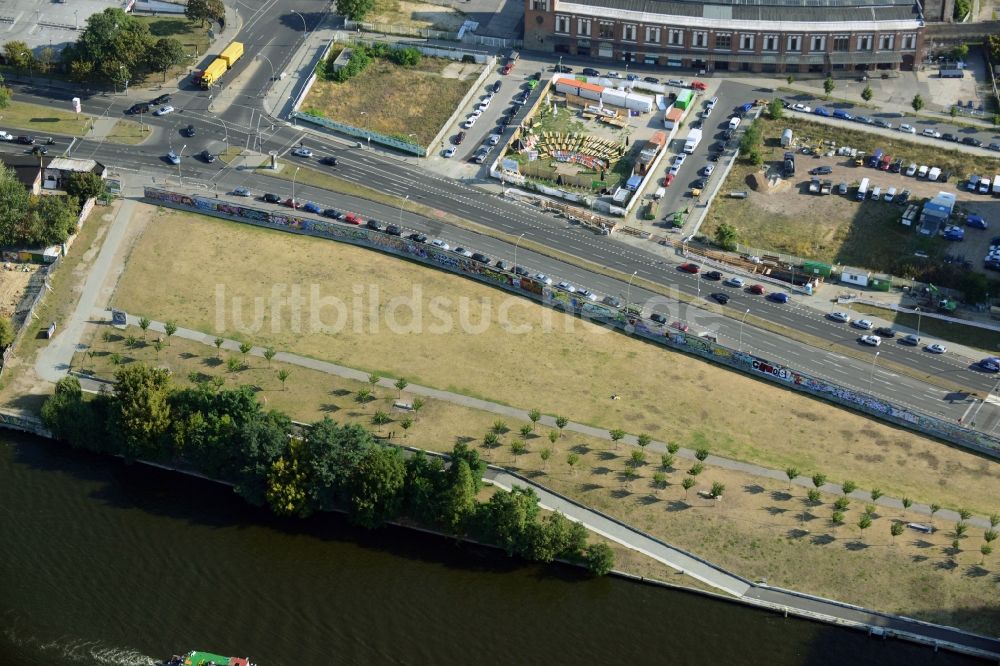 Berlin aus der Vogelperspektive: Ehemaliger Mauerstreifen Eastside am Ufer der Spree im Stadtteil Friedrichshain von in Berlin