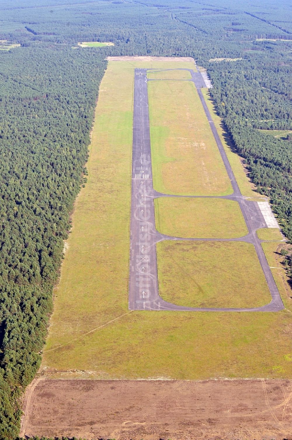 Luftaufnahme Karsin / Karschin - Ehemaliger Militärflugplatz in Karschin / Borsk in der Woiwodschaft Pommern