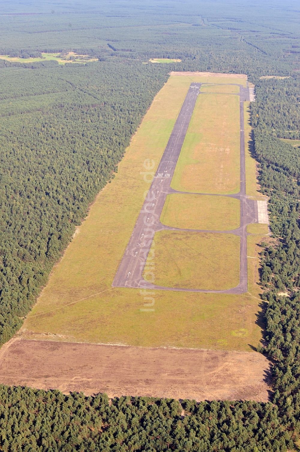 Karsin / Karschin aus der Vogelperspektive: Ehemaliger Militärflugplatz in Karschin / Borsk in der Woiwodschaft Pommern