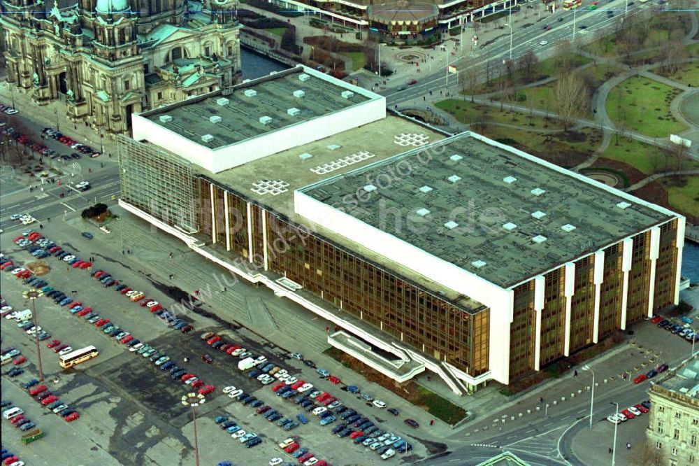 Luftbild Berlin - Ehemaliger Palast der Republik in Berlin Mitte. Datum: 1995