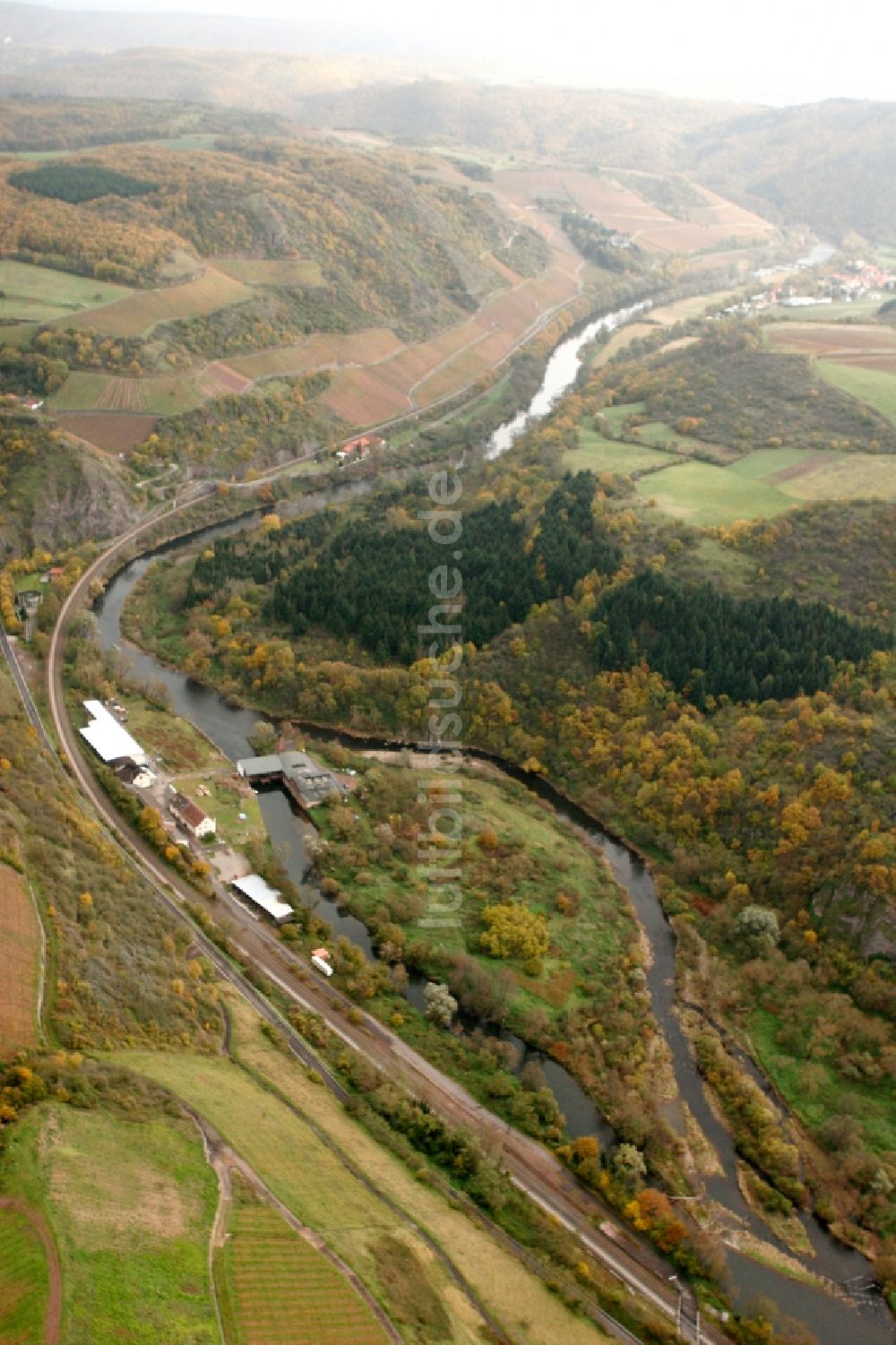 Luftaufnahme Schloßböckelheim - Ehemaliges Drahtwerk am Ufer des Nahe- Flußverlaufes in Schloßböckelheim im Bundesland Rheinland-Pfalz