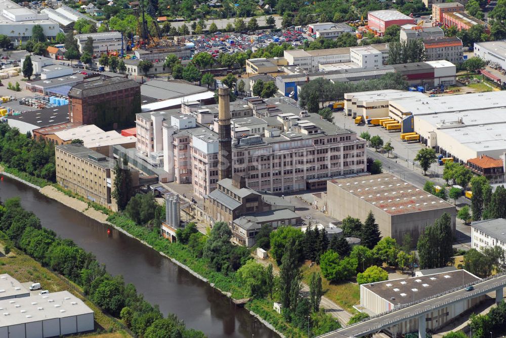 Luftbild Berlin Tempelhof - Ehemaliges Fabrikgebäude Sarotti-Werk, heute der Ikad Europe GmbH