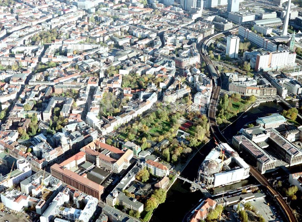 Luftaufnahme Berlin - Ehemaliges Haupttelegraphenamt der Deutschen Post an der Monbijoustraße / Oranienburger Straße in Berlin - Mitte.