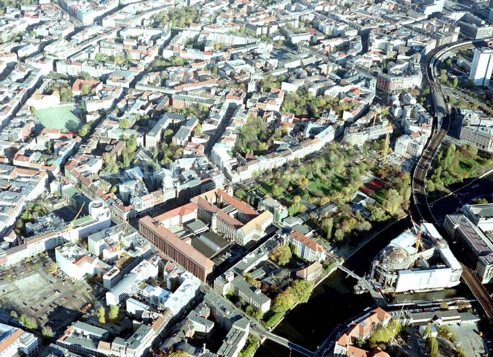 Berlin von oben - Ehemaliges Haupttelegraphenamt der Deutschen Post an der Monbijoustraße / Oranienburger Straße in Berlin - Mitte.