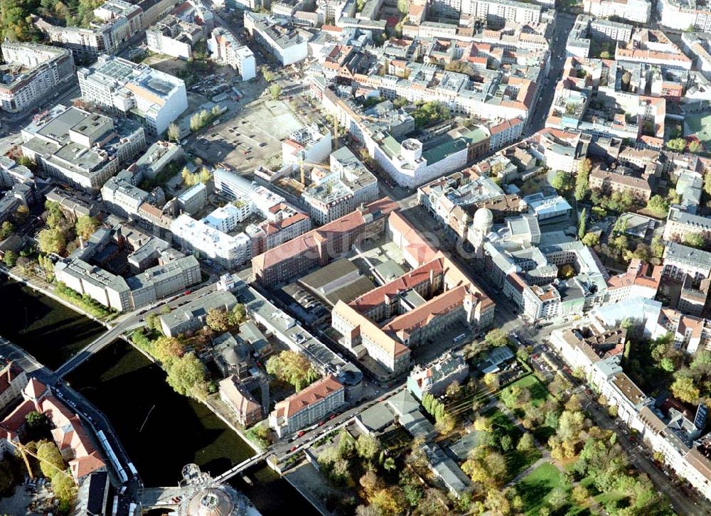 Luftbild Berlin - Ehemaliges Haupttelegraphenamt der Deutschen Post an der Monbijoustraße / Oranienburger Straße in Berlin - Mitte.