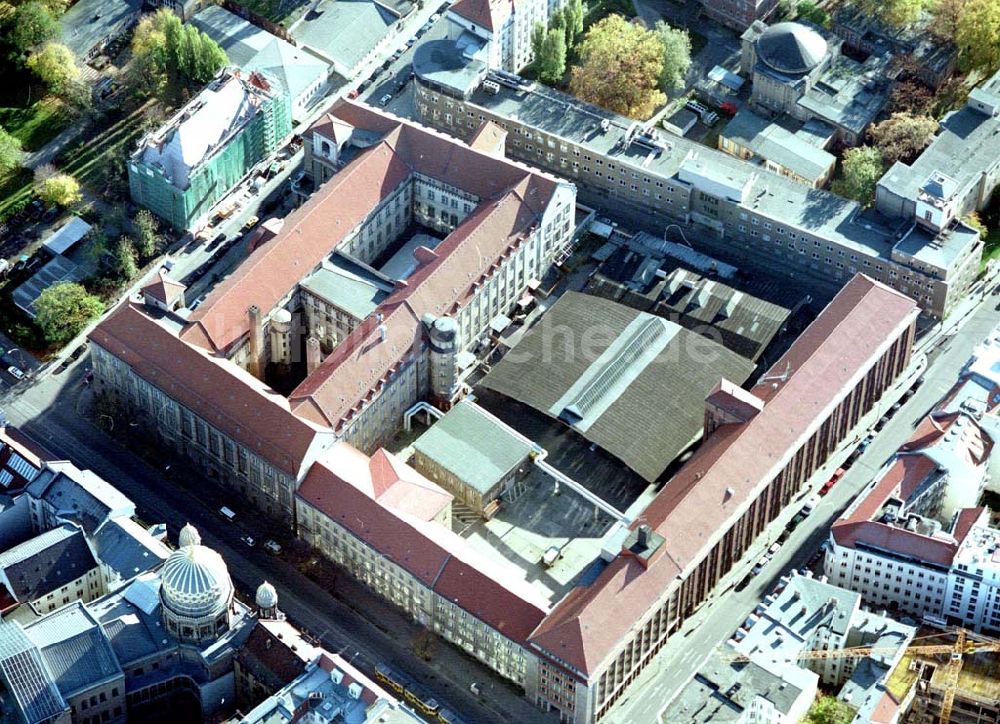 Luftbild Berlin - Ehemaliges Haupttelegraphenamt der Deutschen Post an der Monbijoustraße / Oranienburger Straße in Berlin - Mitte.