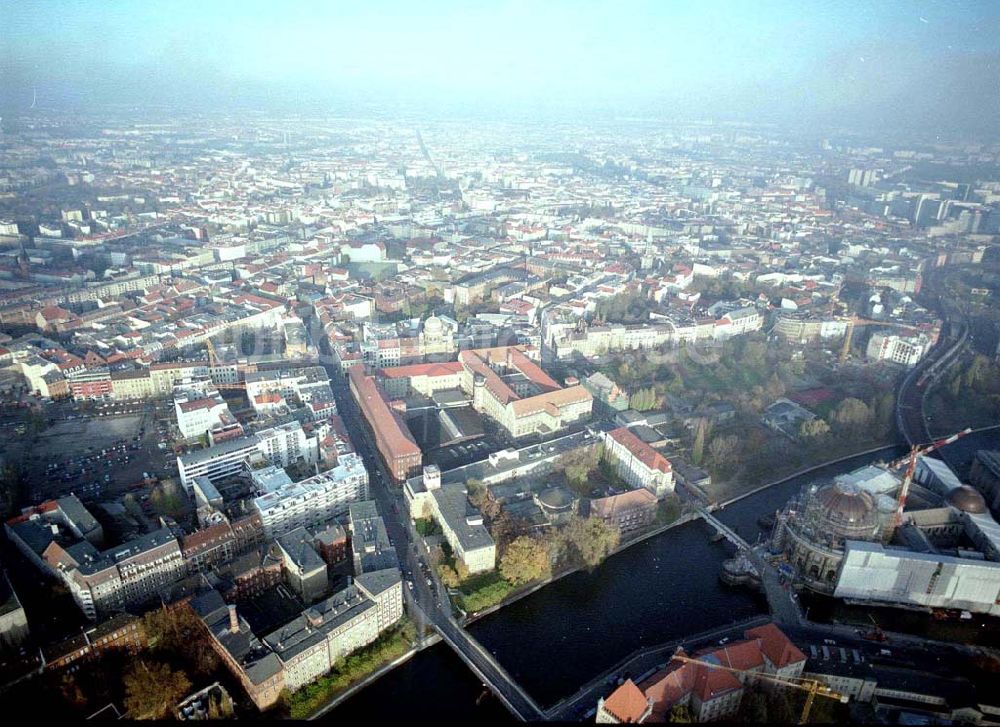 Berlin von oben - Ehemaliges Haupttelegraphenamt der Deutschen Post an der Monbijoustraße / Oranienburger Straße in Berlin - Mitte.