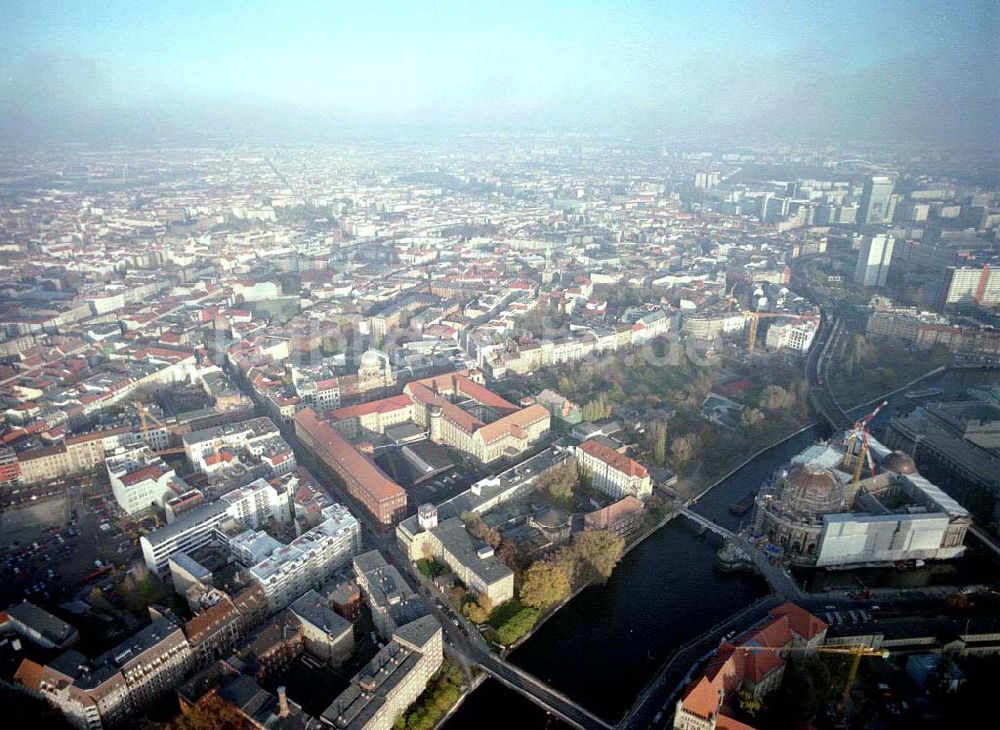 Berlin aus der Vogelperspektive: Ehemaliges Haupttelegraphenamt der Deutschen Post an der Monbijoustraße / Oranienburger Straße in Berlin - Mitte.