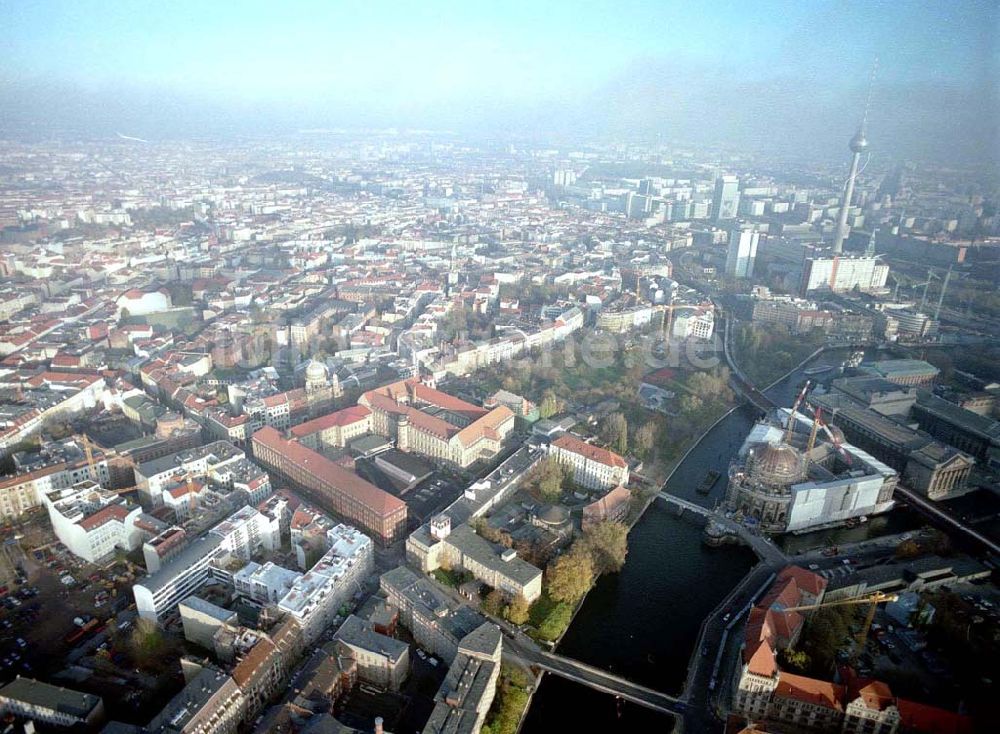 Luftbild Berlin - Ehemaliges Haupttelegraphenamt der Deutschen Post an der Monbijoustraße / Oranienburger Straße in Berlin - Mitte.