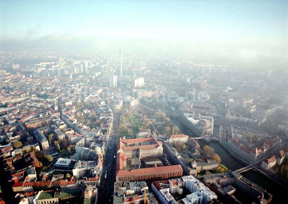 Luftbild Berlin - Ehemaliges Haupttelegraphenamt der Deutschen Post an der Monbijoustraße / Oranienburger Straße in Berlin - Mitte.