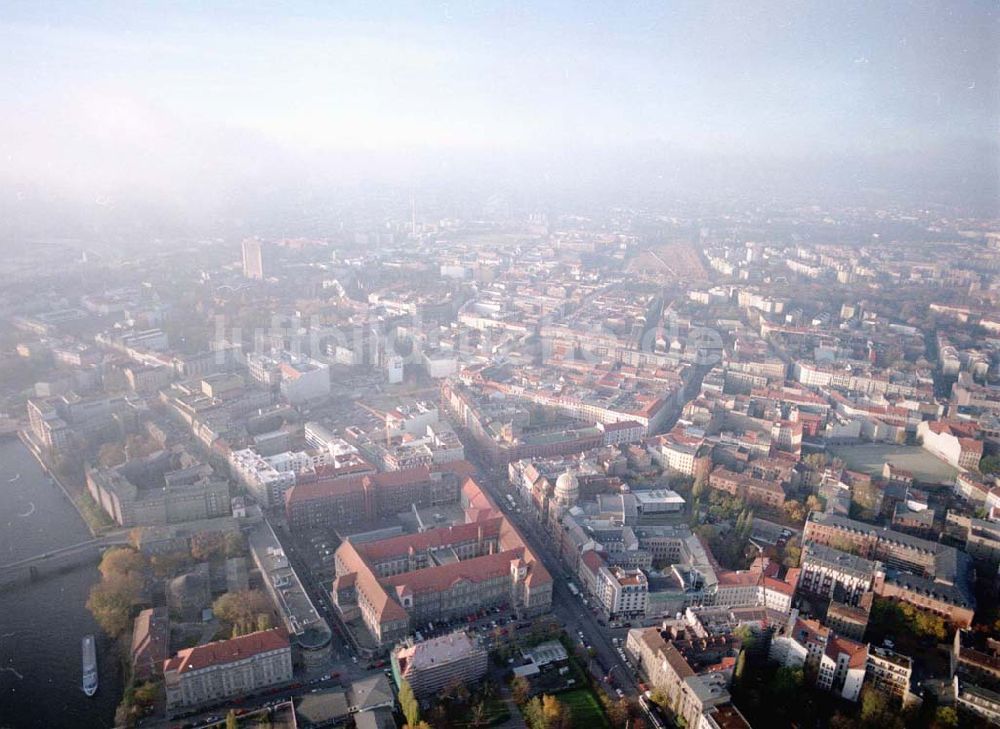 Luftbild Berlin - Ehemaliges Haupttelegraphenamt der Deutschen Post an der Monbijoustraße / Oranienburger Straße in Berlin - Mitte.