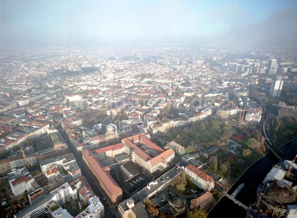 Berlin aus der Vogelperspektive: Ehemaliges Haupttelegraphenamt der Deutschen Post an der Monbijoustraße / Oranienburger Straße in Berlin - Mitte.