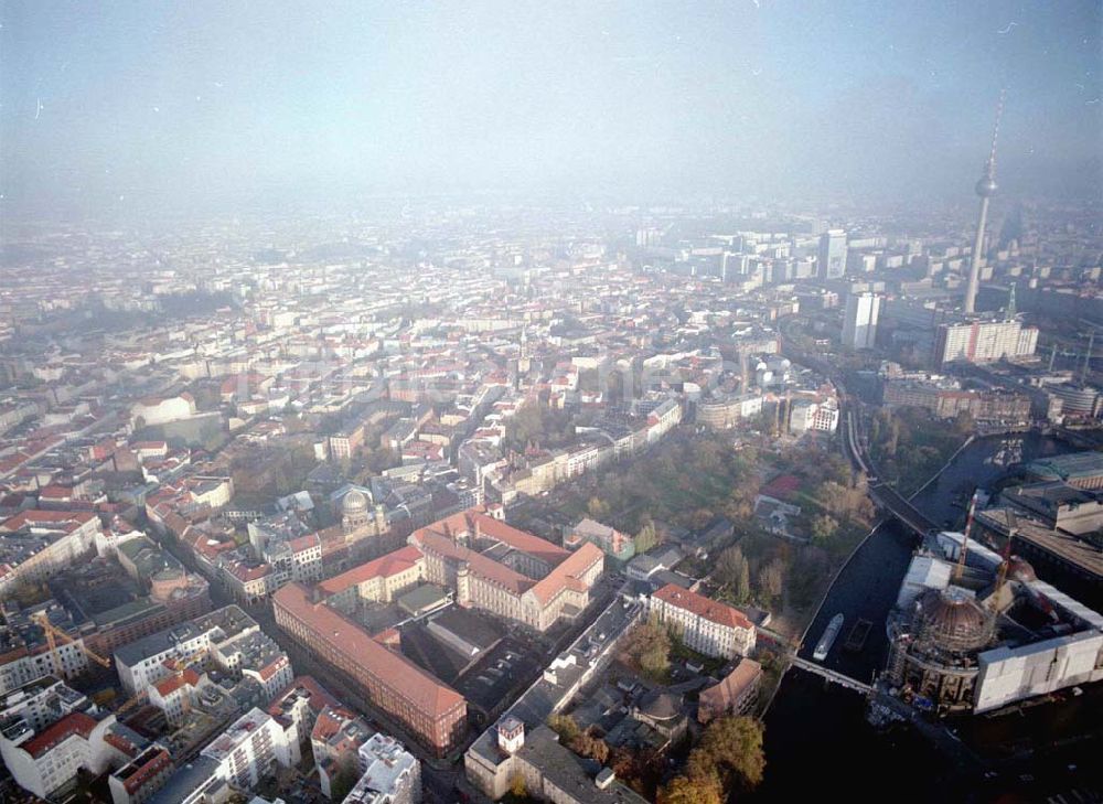 Luftbild Berlin - Ehemaliges Haupttelegraphenamt der Deutschen Post an der Monbijoustraße / Oranienburger Straße in Berlin - Mitte.