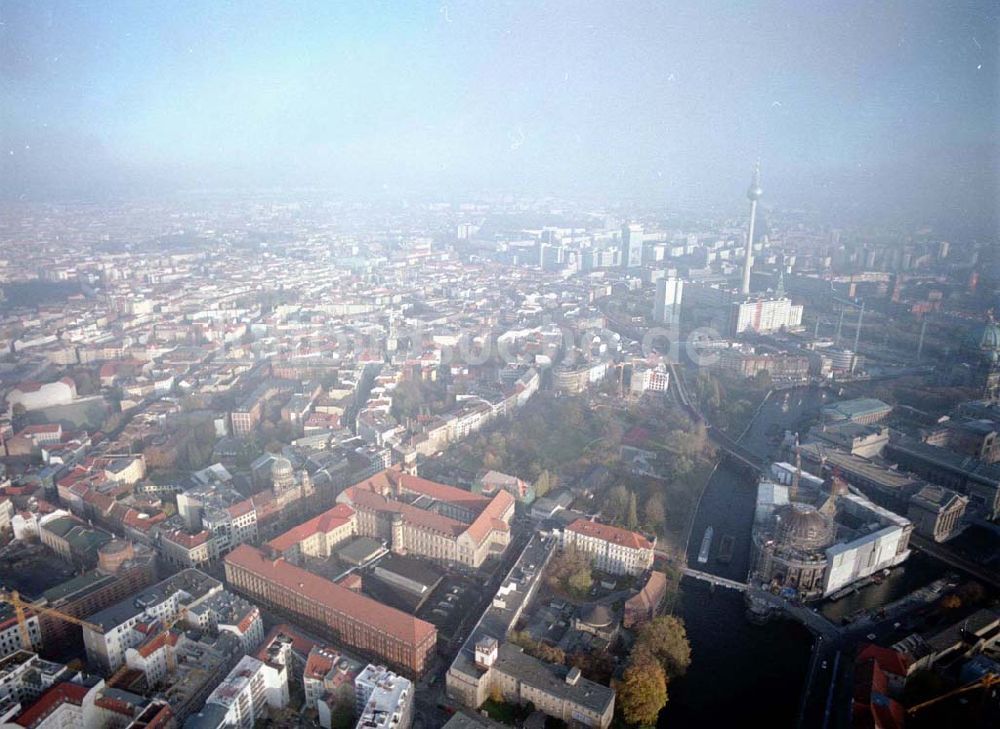 Luftaufnahme Berlin - Ehemaliges Haupttelegraphenamt der Deutschen Post an der Monbijoustraße / Oranienburger Straße in Berlin - Mitte.