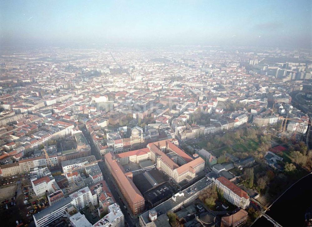 Luftaufnahme Berlin - Ehemaliges Haupttelegraphenamt der Deutschen Post an der Monbijoustraße / Oranienburger Straße in Berlin - Mitte.