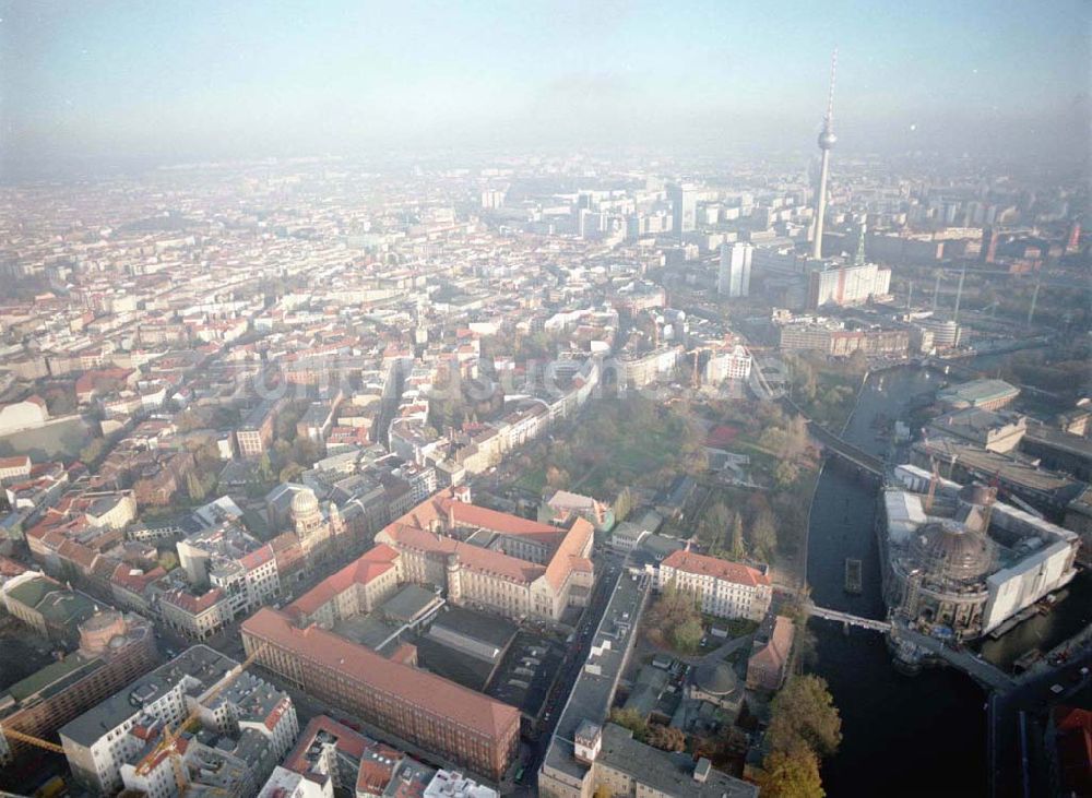 Luftbild Berlin - Ehemaliges Haupttelegraphenamt der Deutschen Post an der Monbijoustraße / Oranienburger Straße in Berlin - Mitte.