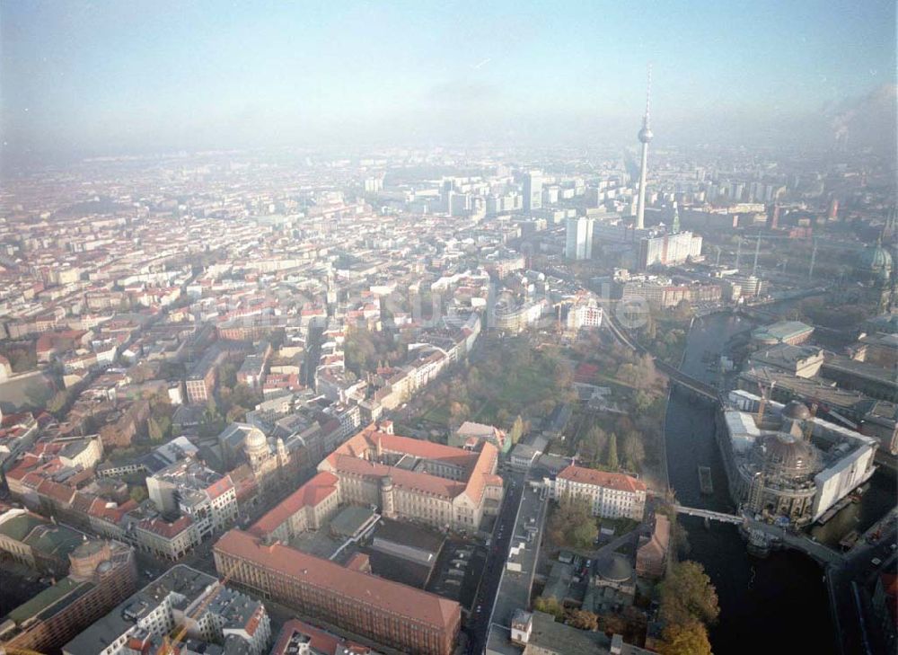 Luftaufnahme Berlin - Ehemaliges Haupttelegraphenamt der Deutschen Post an der Monbijoustraße / Oranienburger Straße in Berlin - Mitte.