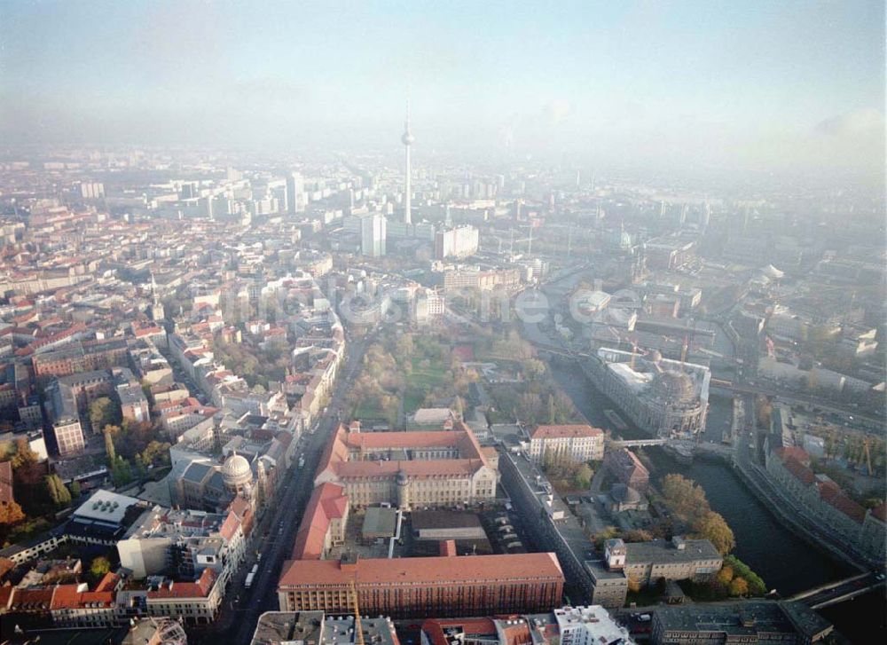 Luftbild Berlin - Ehemaliges Haupttelegraphenamt der Deutschen Post an der Monbijoustraße / Oranienburger Straße in Berlin - Mitte.