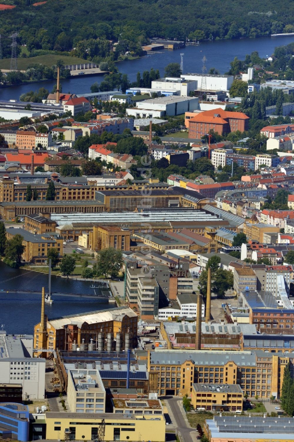 Berlin von oben - Ehemaliges Industrieglände mit dem Gebäude der Hochschule für Technik und Wirtschaft in Berlin Schöneweide