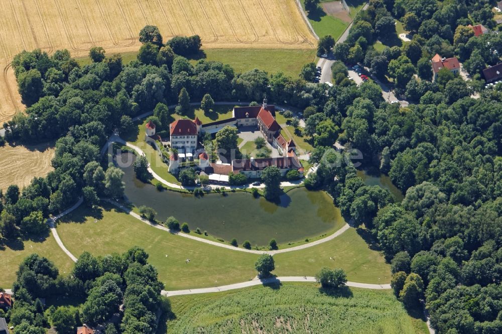 München von oben - Ehemaliges Jagdschloss Blutenburg an der Pippinger Straße in München-Obermenzing im Bundesland Bayern