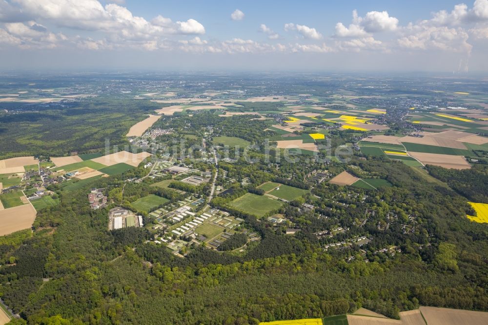 Luftaufnahme Mönchengladbach - Ehemaliges Kasernengelände der Britischen Rheinarmee - JHQ-Gelände in Rheindahlen als Austragungsort von Rock am Ring in Mönchengladbach im Bundesland Nordrhein-Westfalen NRW