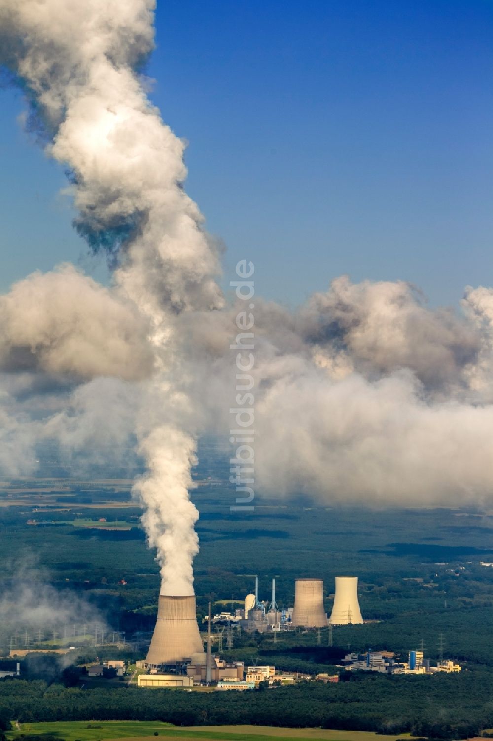 Lingen (Ems) aus der Vogelperspektive: Ehemaliges Kernkaftwerk Atomkraftwerk AKW - KKW und heutiges Erdgaskraftwerk Emsland in Lingen an der Ems in Niedersachsen