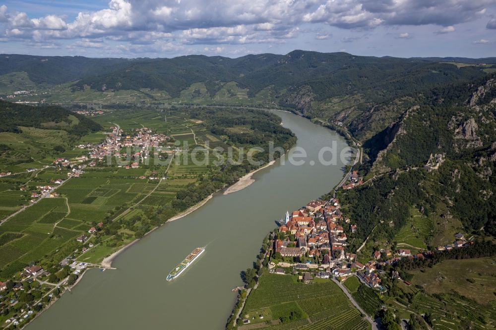 Wachau OT Dürnstein aus der Vogelperspektive: Ehemaliges Kloster Stift Dürnstein in Wachau in Niederösterreich in Österreich