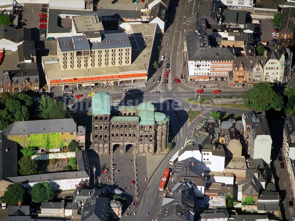 Trier aus der Vogelperspektive: Ehemaliges römisches Stadttor Porta Nigra - Wahrzeichen der Stadt in Trier im Bundesland Rheinland-Pfalz