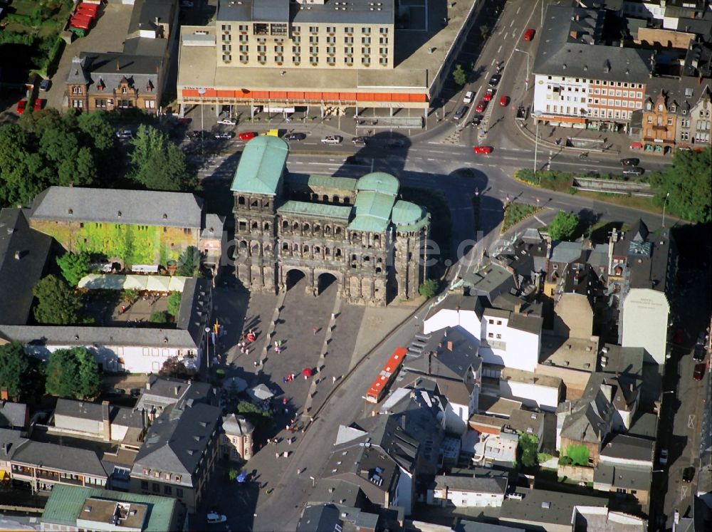 Luftbild Trier - Ehemaliges römisches Stadttor Porta Nigra - Wahrzeichen der Stadt in Trier im Bundesland Rheinland-Pfalz