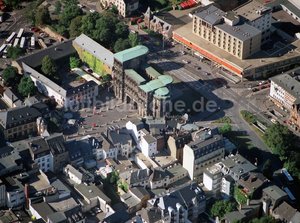 Luftaufnahme Trier - Ehemaliges römisches Stadttor Porta Nigra - Wahrzeichen der Stadt in Trier im Bundesland Rheinland-Pfalz