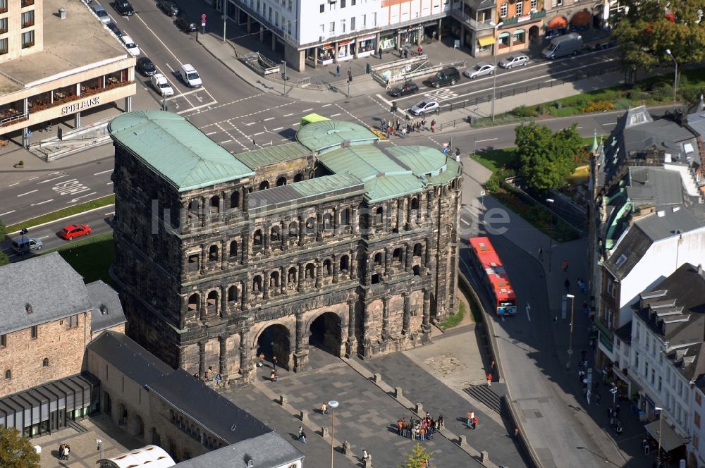 Trier von oben - Ehemaliges römisches Stadttor Porta Nigra - Wahrzeichen der Stadt in Trier im Bundesland Rheinland-Pfalz