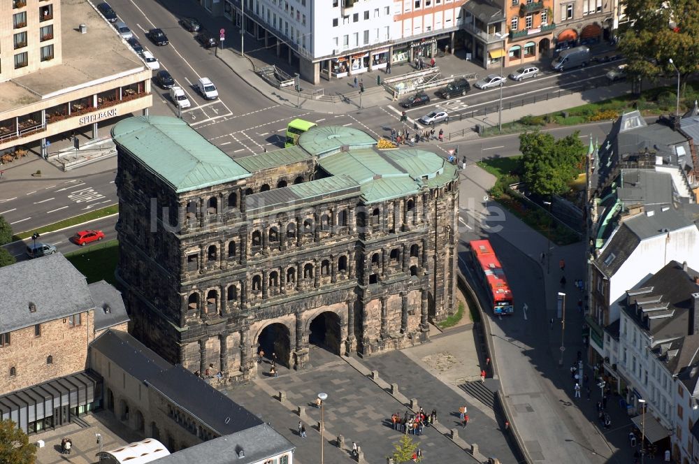 Trier aus der Vogelperspektive: Ehemaliges römisches Stadttor Porta Nigra - Wahrzeichen der Stadt in Trier im Bundesland Rheinland-Pfalz