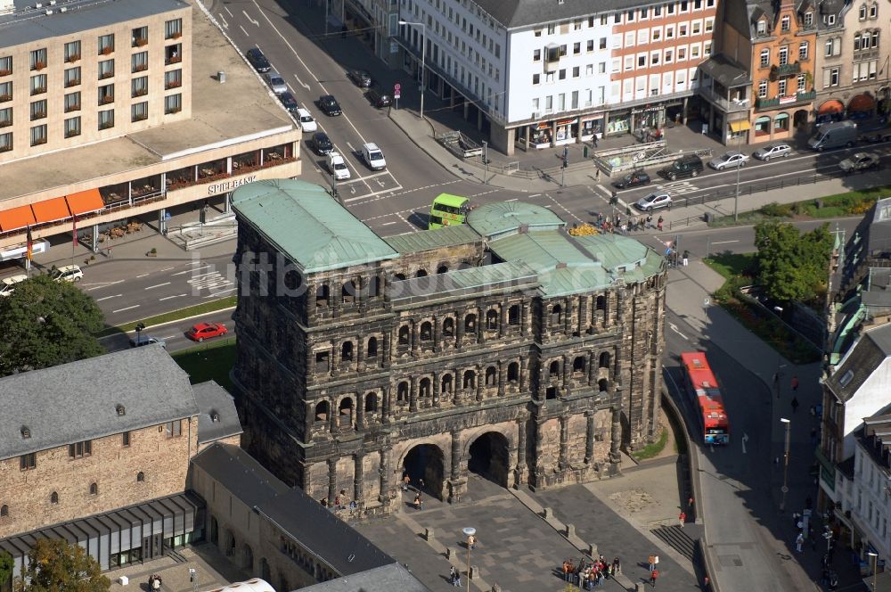 Luftbild Trier - Ehemaliges römisches Stadttor Porta Nigra - Wahrzeichen der Stadt in Trier im Bundesland Rheinland-Pfalz