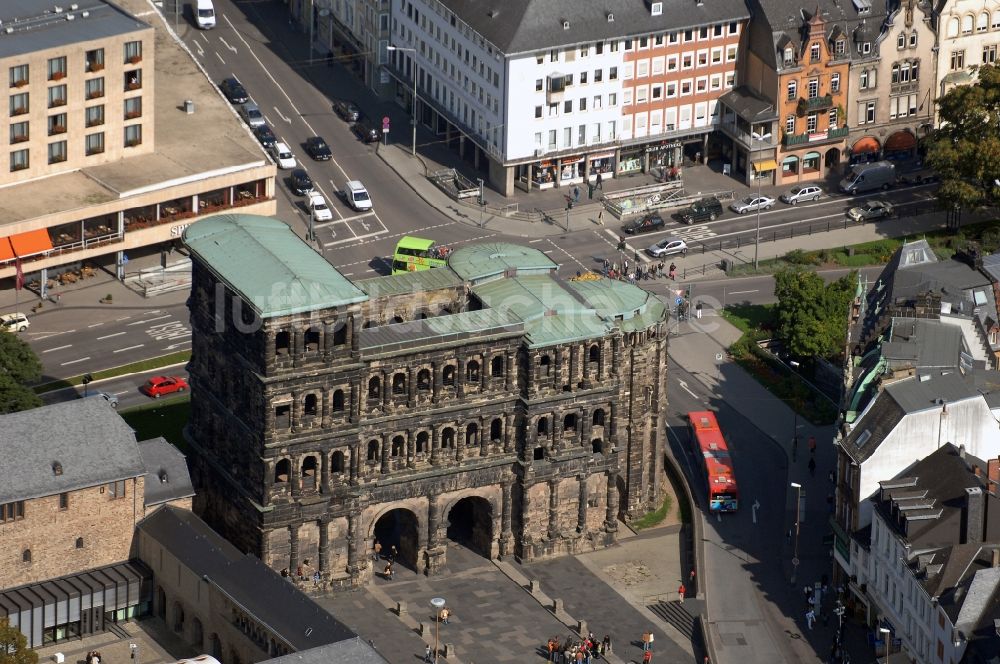 Luftaufnahme Trier - Ehemaliges römisches Stadttor Porta Nigra - Wahrzeichen der Stadt in Trier im Bundesland Rheinland-Pfalz