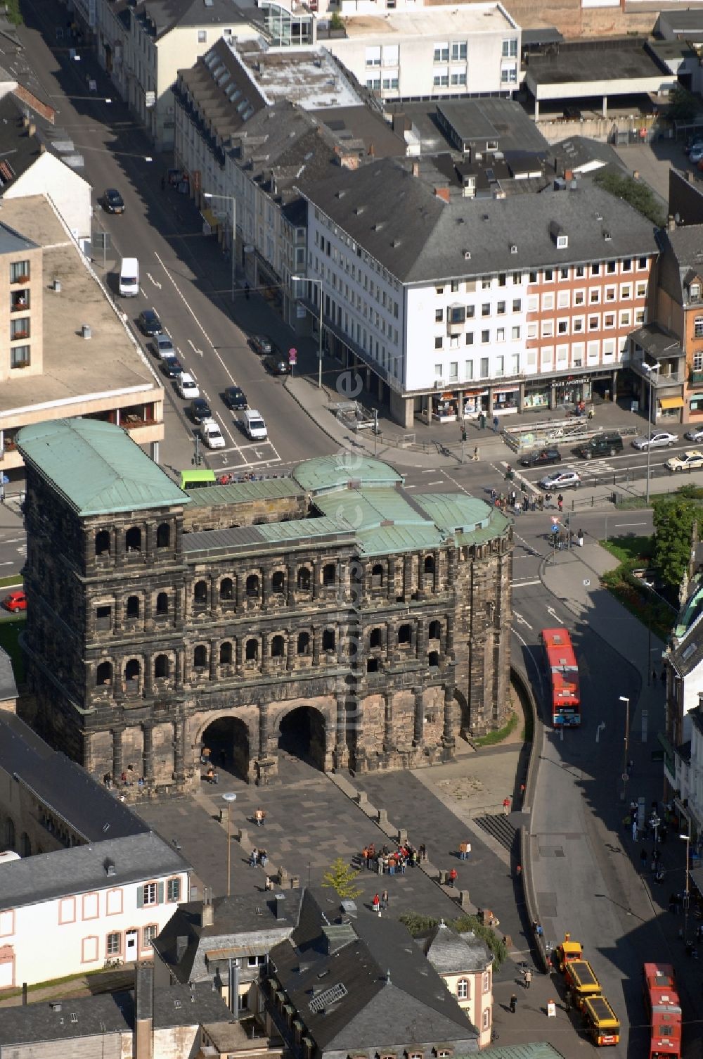 Trier von oben - Ehemaliges römisches Stadttor Porta Nigra - Wahrzeichen der Stadt in Trier im Bundesland Rheinland-Pfalz